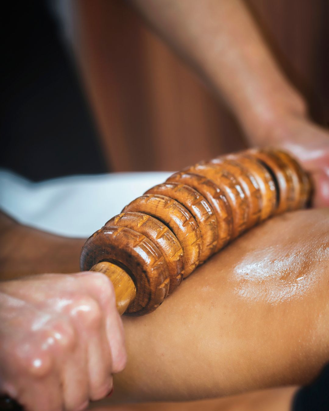 Wood therapy maderotherapy session | Blaque Sigma studio